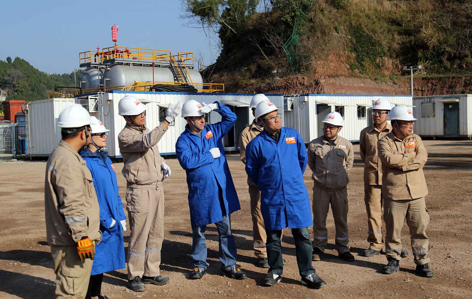 洛克石油首席執行官Lorne一行蒞臨角76井組鉆井現場(chǎng)考察工作(圖1)